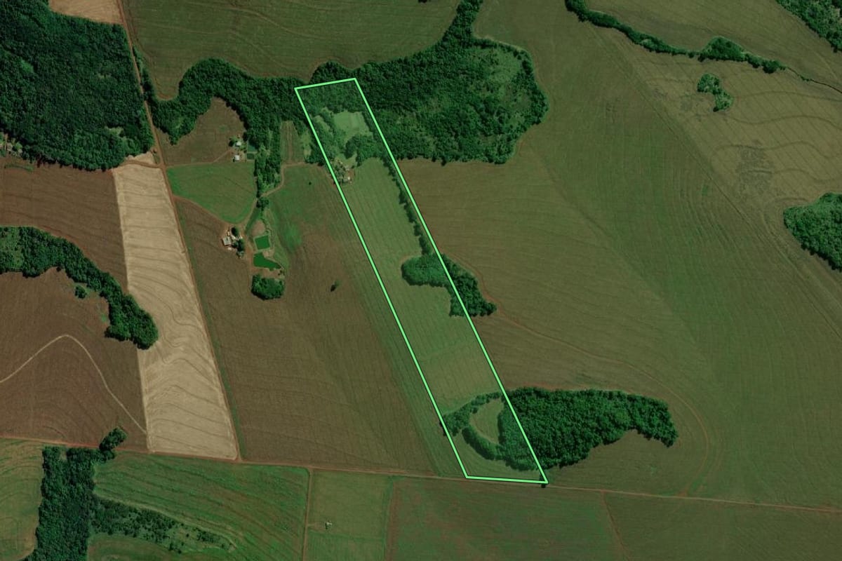Imagem de satélite do imóvel rural em Guaíra (PR), com o contorno declarado no CAR desenhado por cima.