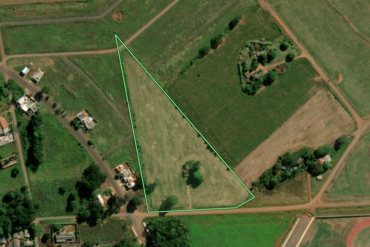 Imagem de satélite do imóvel rural em Guaíra (PR), com o contorno declarado no CAR desenhado por cima.