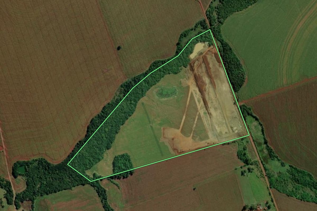 Imagem de satélite do imóvel rural em Guaíra (PR), com o contorno declarado no CAR desenhado por cima.