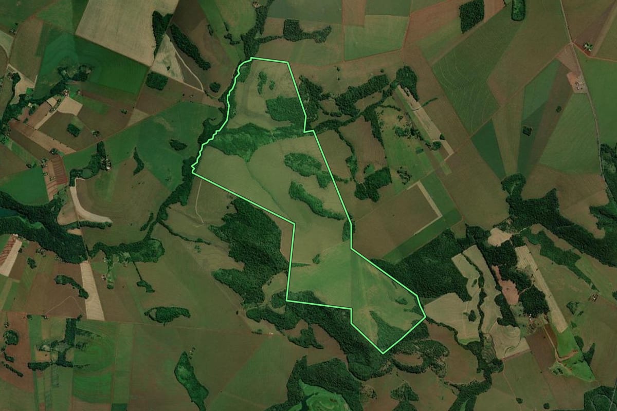 Imagem de satélite do imóvel rural em Guaíra (PR), com o contorno declarado no CAR desenhado por cima.