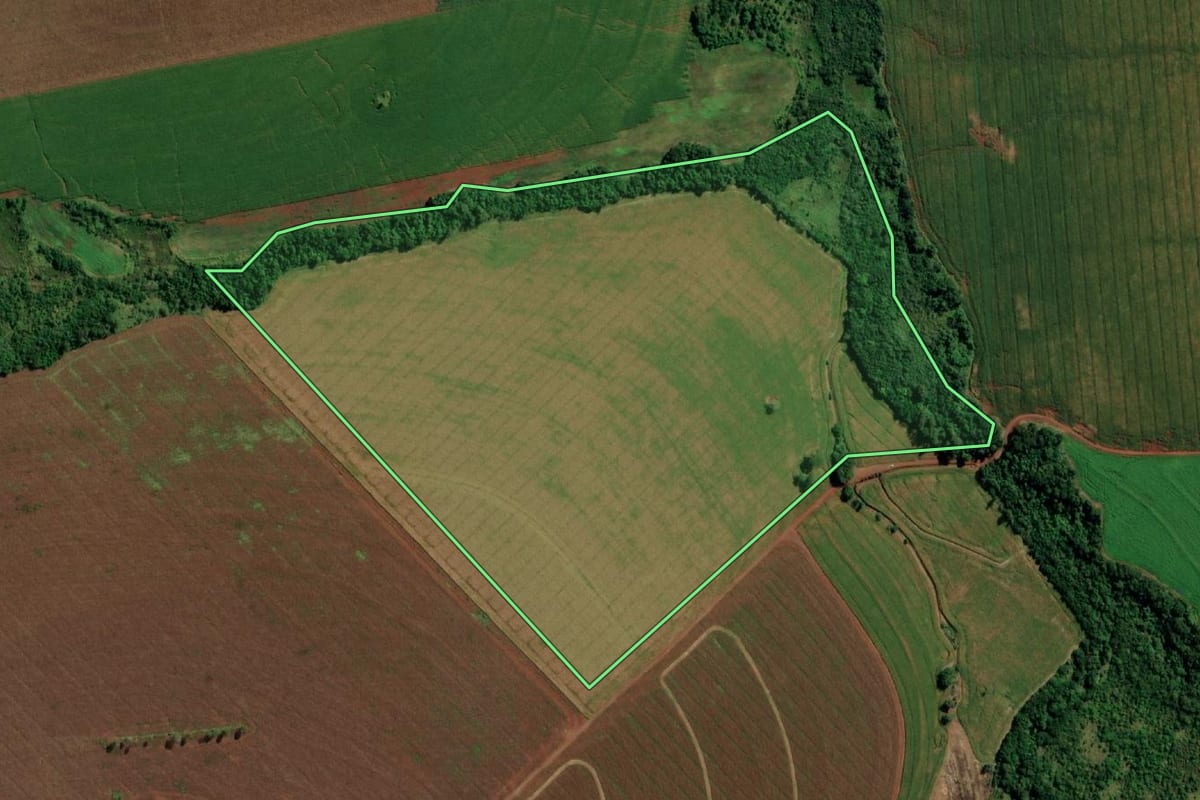 Imagem de satélite do imóvel rural em Guaíra (PR), com o contorno declarado no CAR desenhado por cima.