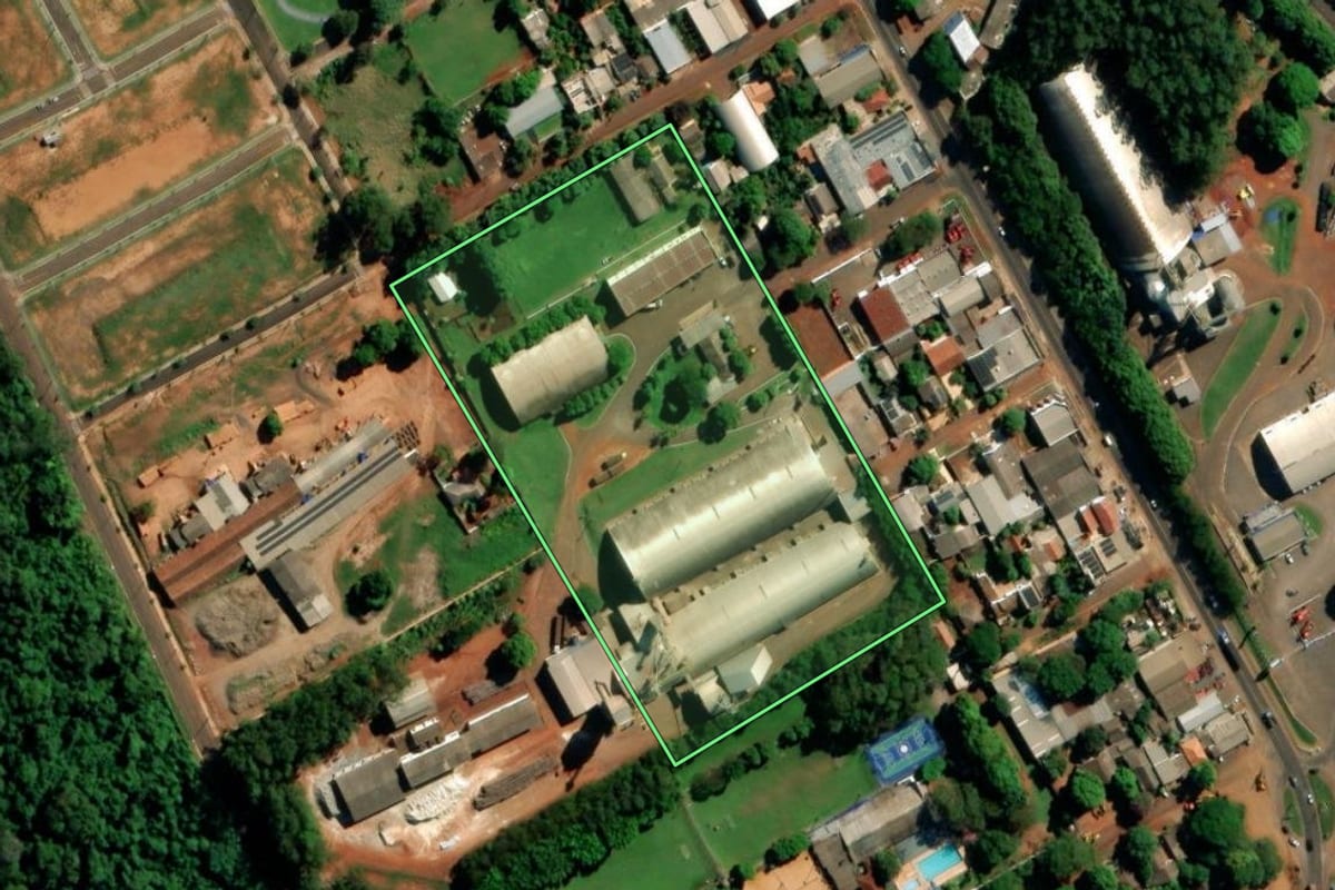 Imagem de satélite do imóvel rural em Guaíra (PR), com o contorno declarado no CAR desenhado por cima.