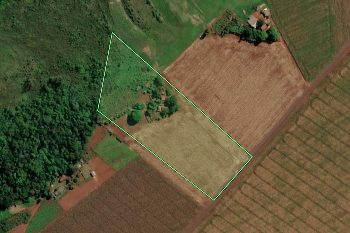 Imagem de satélite do imóvel rural em Guaíra (PR), com o contorno declarado no CAR desenhado por cima.