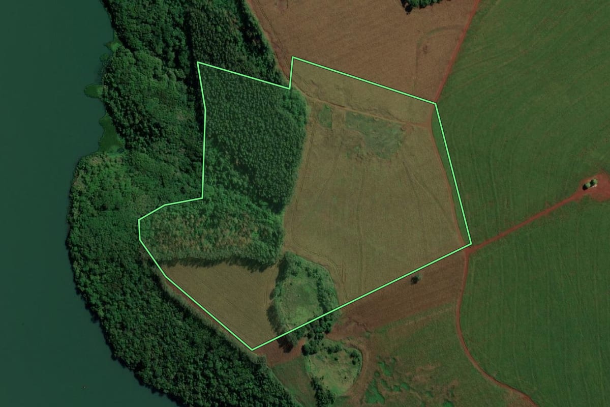 Imagem de satélite do imóvel rural em Guaíra (PR), com o contorno declarado no CAR desenhado por cima.
