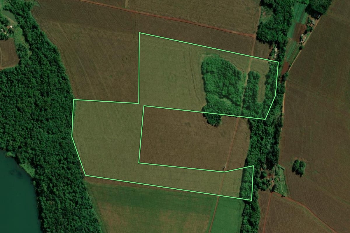 Imagem de satélite do imóvel rural em Guaíra (PR), com o contorno declarado no CAR desenhado por cima.