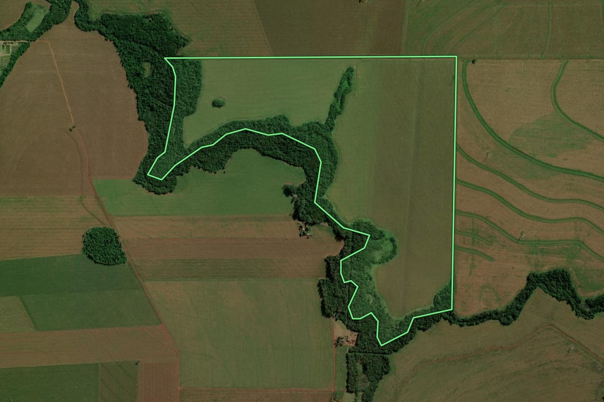 Imagem de satélite do imóvel rural em Guaíra (PR), com o contorno declarado no CAR desenhado por cima.