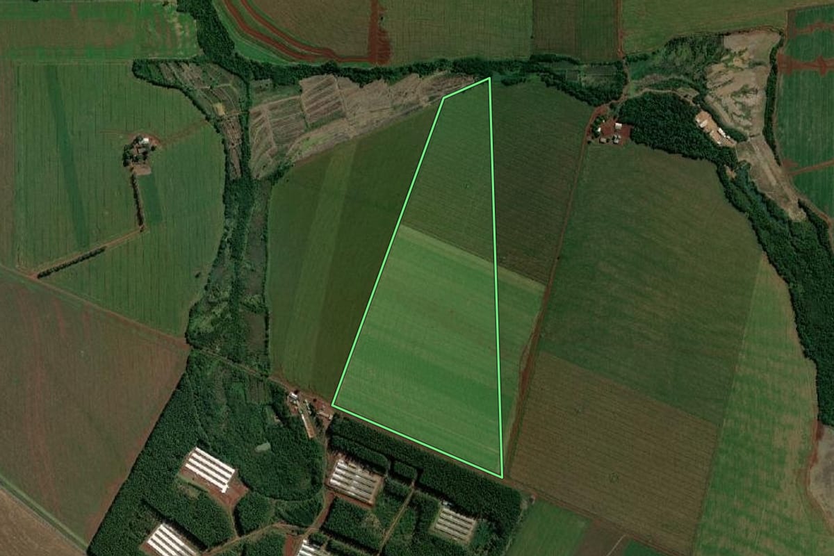 Imagem de satélite do imóvel rural em Guaíra (PR), com o contorno declarado no CAR desenhado por cima.