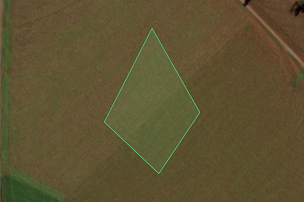 Imagem de satélite do imóvel rural em Guaíra (PR), com o contorno declarado no CAR desenhado por cima.