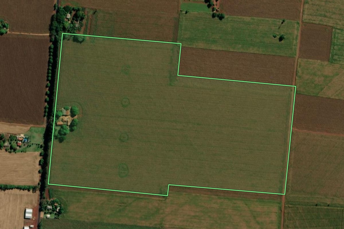 Imagem de satélite do imóvel rural em Guaíra (PR), com o contorno declarado no CAR desenhado por cima.