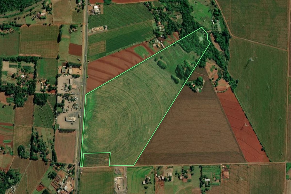 Imagem de satélite do imóvel rural em Guaíra (PR), com o contorno declarado no CAR desenhado por cima.
