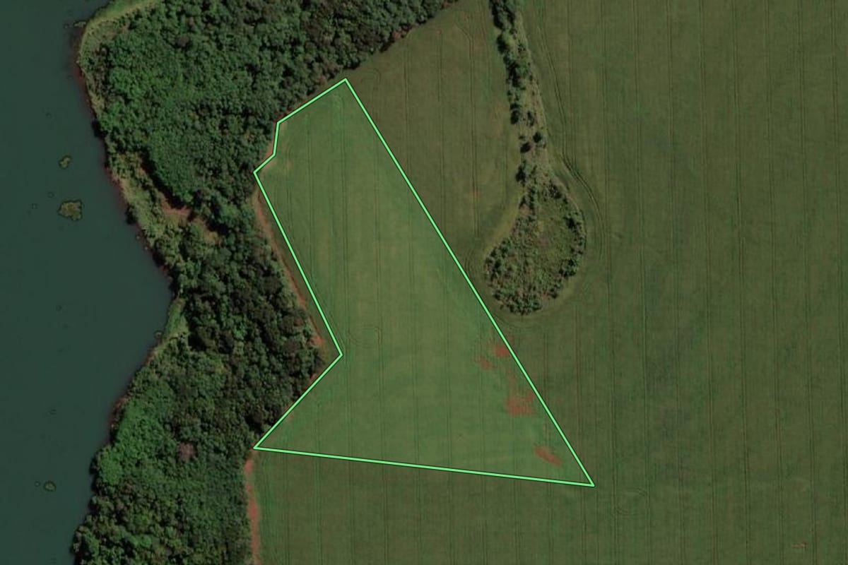 Imagem de satélite do imóvel rural em Guaíra (PR), com o contorno declarado no CAR desenhado por cima.