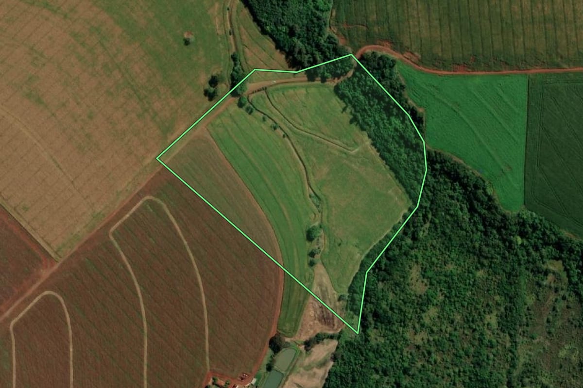 Imagem de satélite do imóvel rural em Guaíra (PR), com o contorno declarado no CAR desenhado por cima.