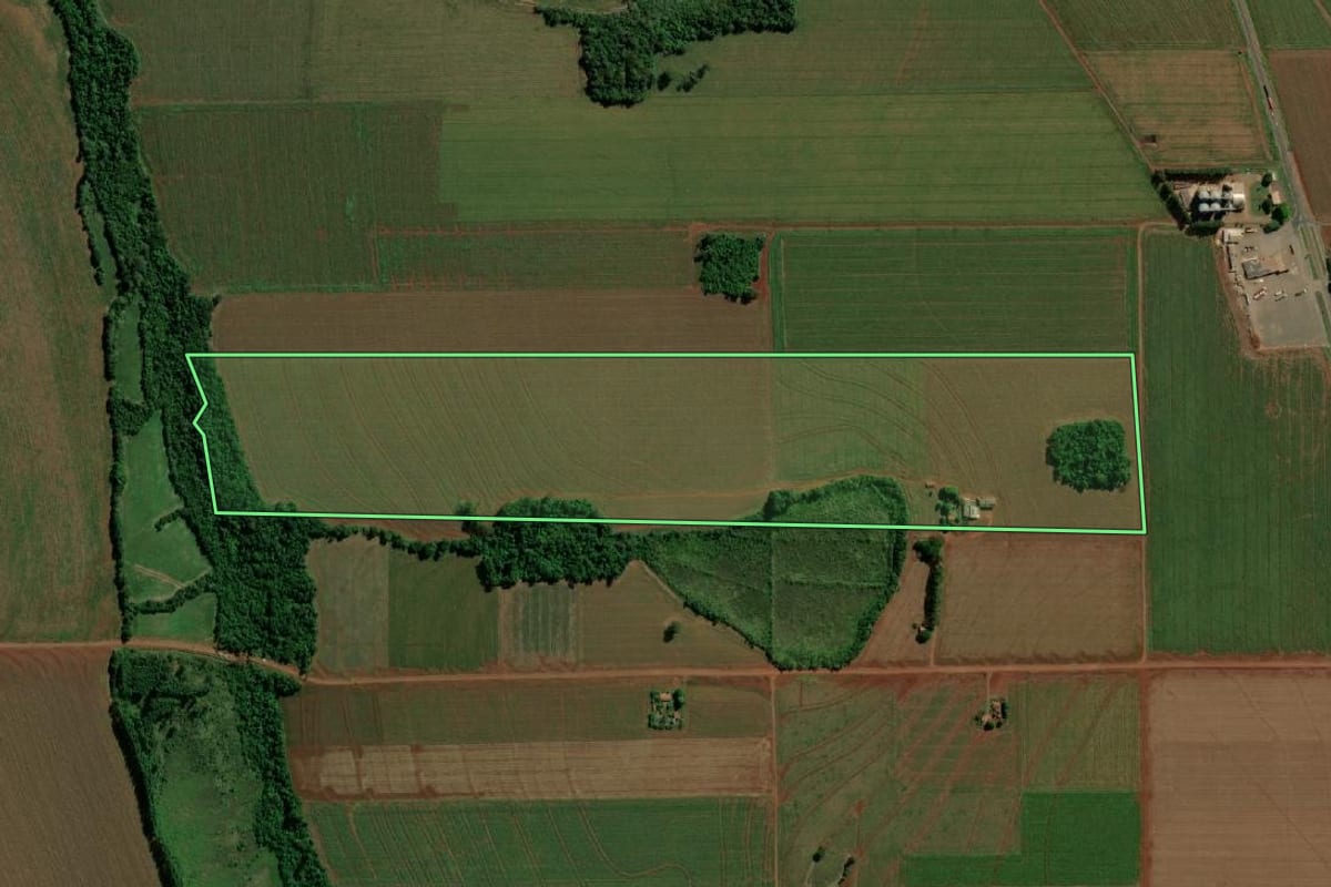 Imagem de satélite do imóvel rural em Guaíra (PR), com o contorno declarado no CAR desenhado por cima.