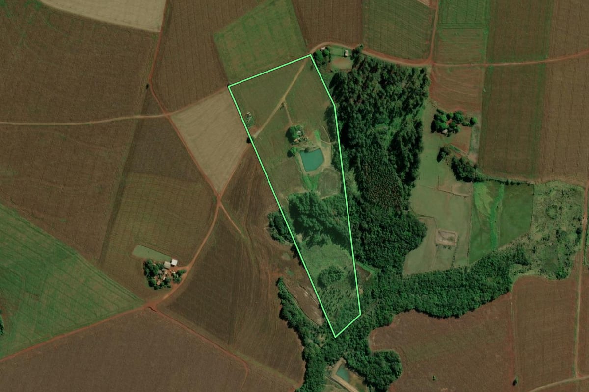 Imagem de satélite do imóvel rural em Guaíra (PR), com o contorno declarado no CAR desenhado por cima.