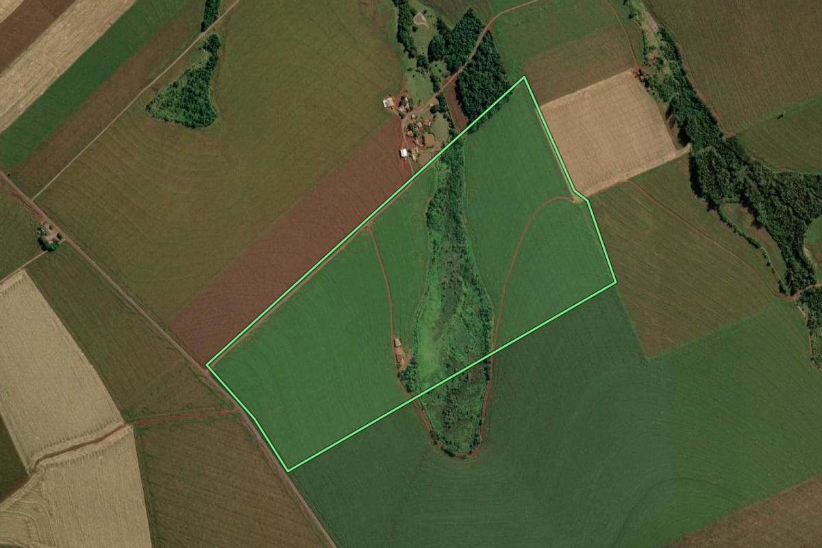 Imagem de satélite do imóvel rural em Guaíra (PR), com o contorno declarado no CAR desenhado por cima.
