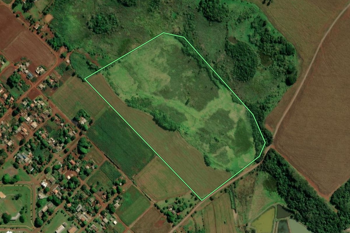 Imagem de satélite do imóvel rural em Guaíra (PR), com o contorno declarado no CAR desenhado por cima.