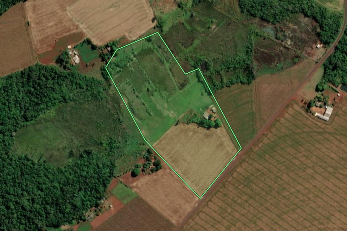 Imagem de satélite do imóvel rural em Guaíra (PR), com o contorno declarado no CAR desenhado por cima.
