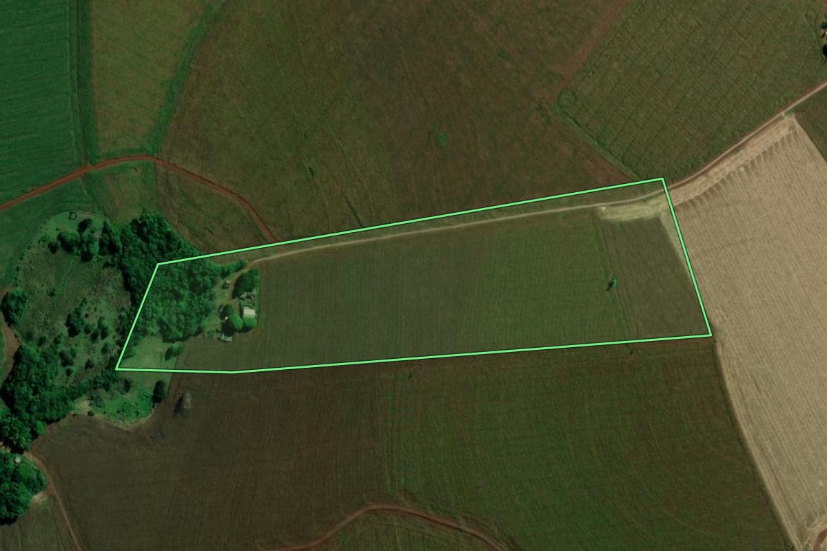 Imagem de satélite do imóvel rural em Guaíra (PR), com o contorno declarado no CAR desenhado por cima.