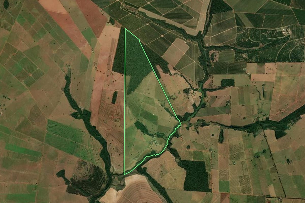 Imagem de satélite do imóvel rural em Guairaçá (PR), com o contorno declarado no CAR desenhado por cima.