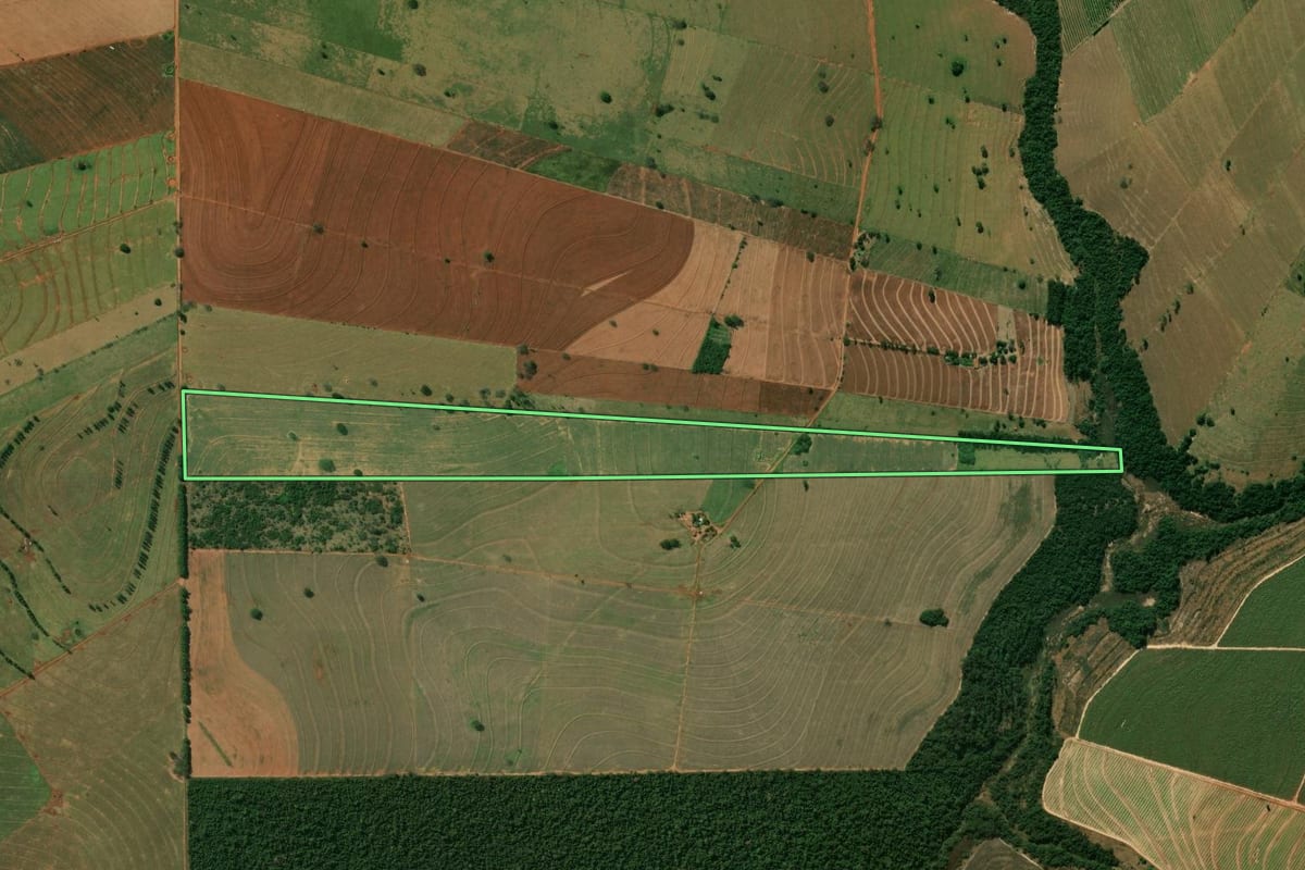 Imagem de satélite do imóvel rural em Guairaçá (PR), com o contorno declarado no CAR desenhado por cima.