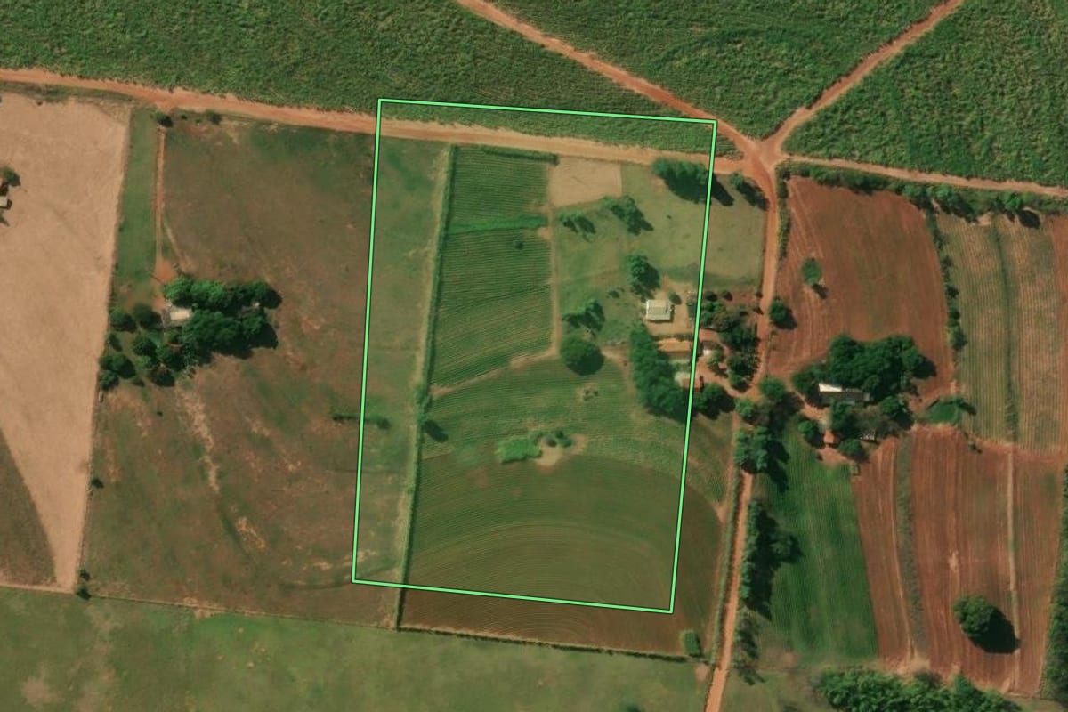 Imagem de satélite do imóvel rural em Guairaçá (PR), com o contorno declarado no CAR desenhado por cima.