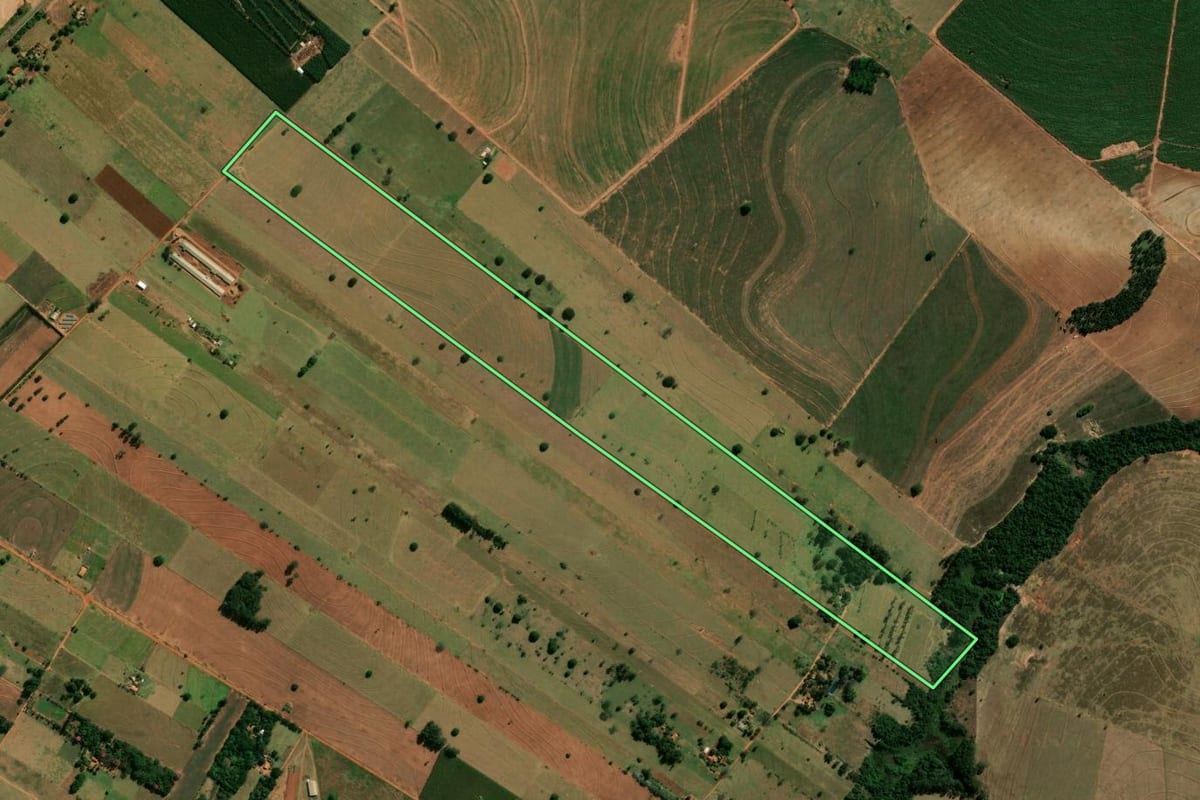 Imagem de satélite do imóvel rural em Guairaçá (PR), com o contorno declarado no CAR desenhado por cima.