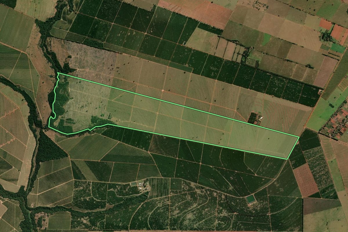 Imagem de satélite do imóvel rural em Guairaçá (PR), com o contorno declarado no CAR desenhado por cima.