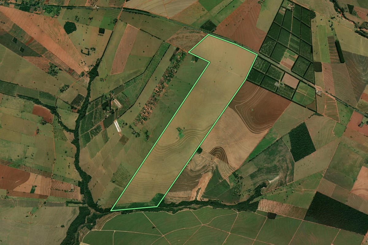 Imagem de satélite do imóvel rural em Guairaçá (PR), com o contorno declarado no CAR desenhado por cima.