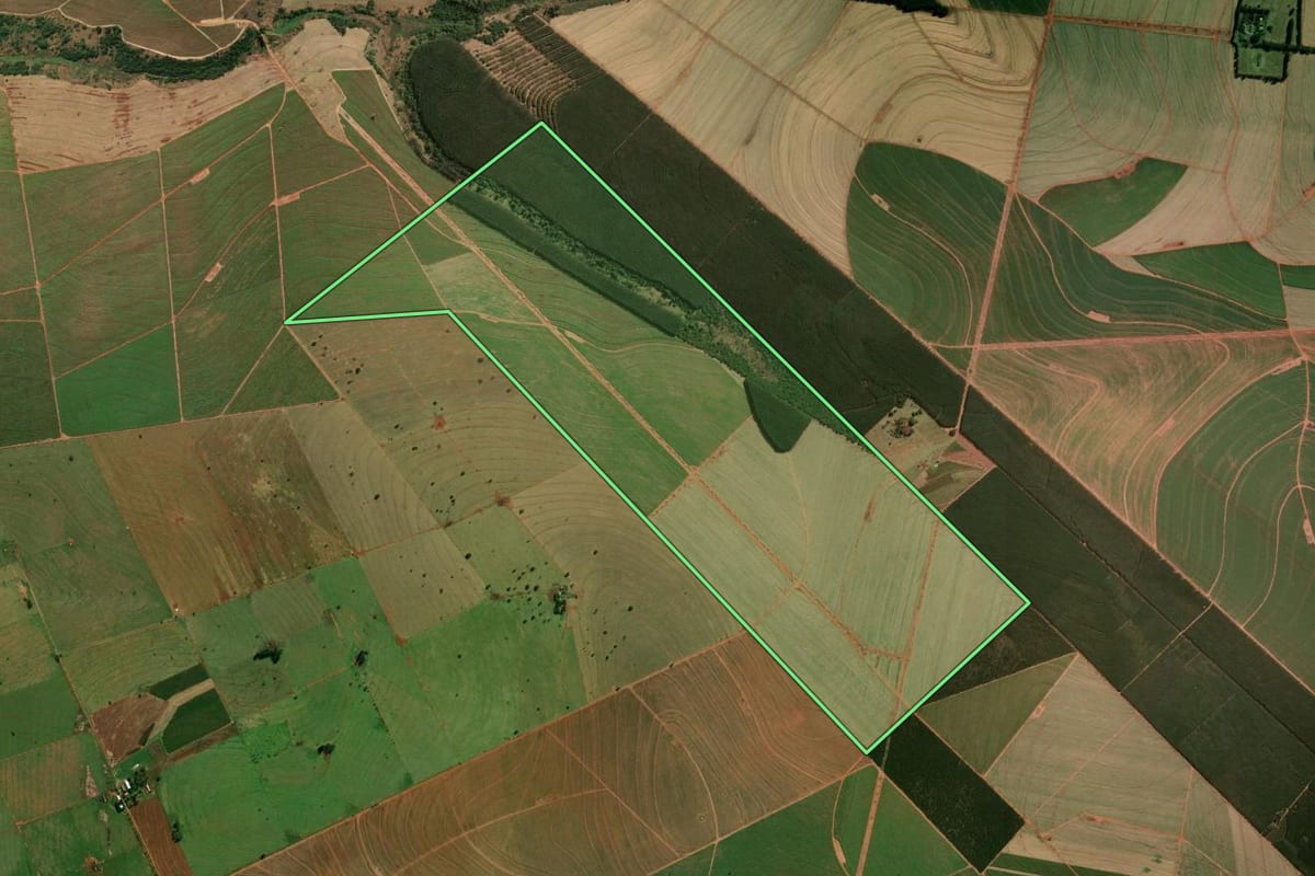 Imagem de satélite do imóvel rural em Guairaçá (PR), com o contorno declarado no CAR desenhado por cima.