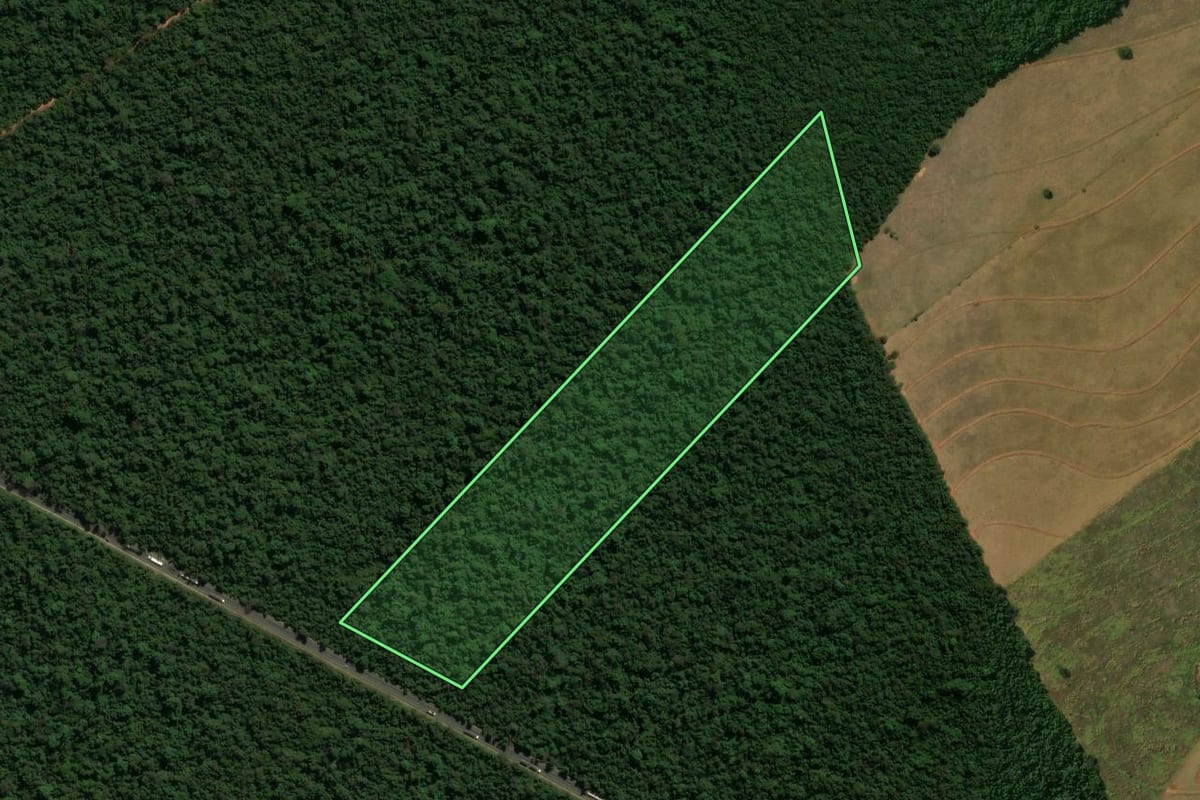 Imagem de satélite do imóvel rural em Guairaçá (PR), com o contorno declarado no CAR desenhado por cima.