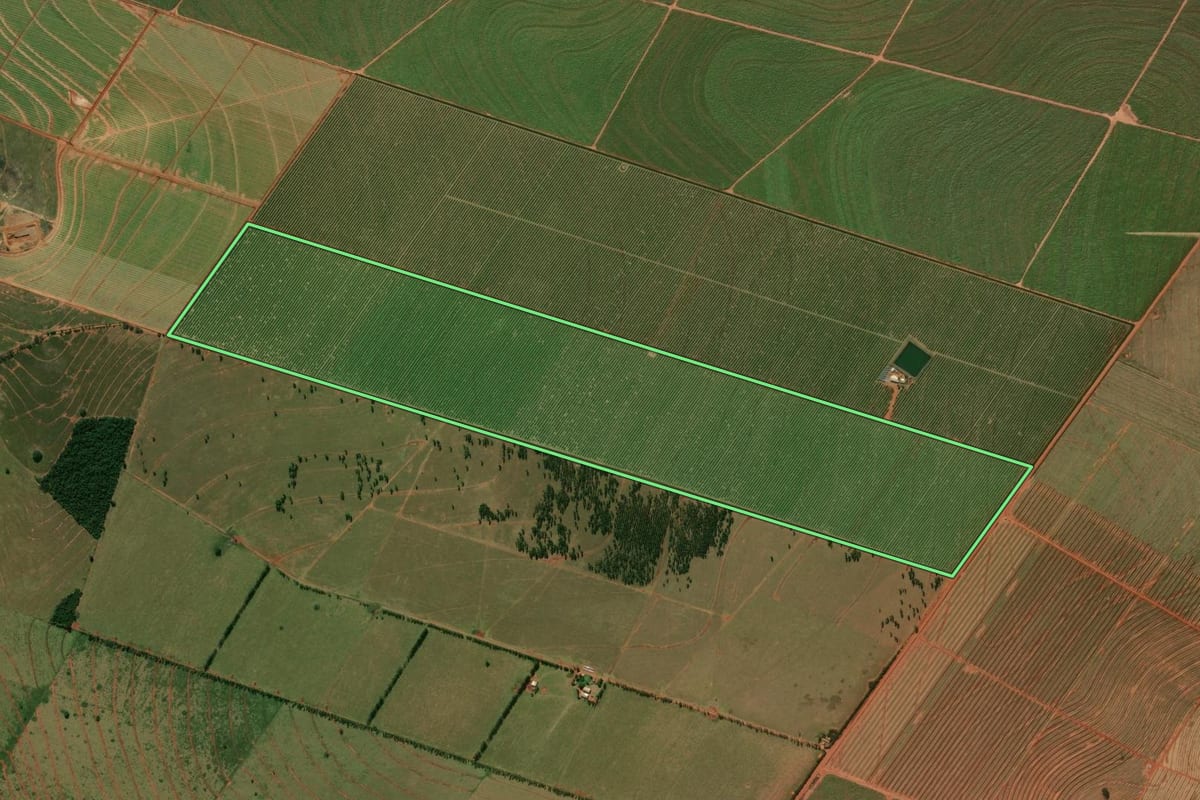 Imagem de satélite do imóvel rural em Guairaçá (PR), com o contorno declarado no CAR desenhado por cima.