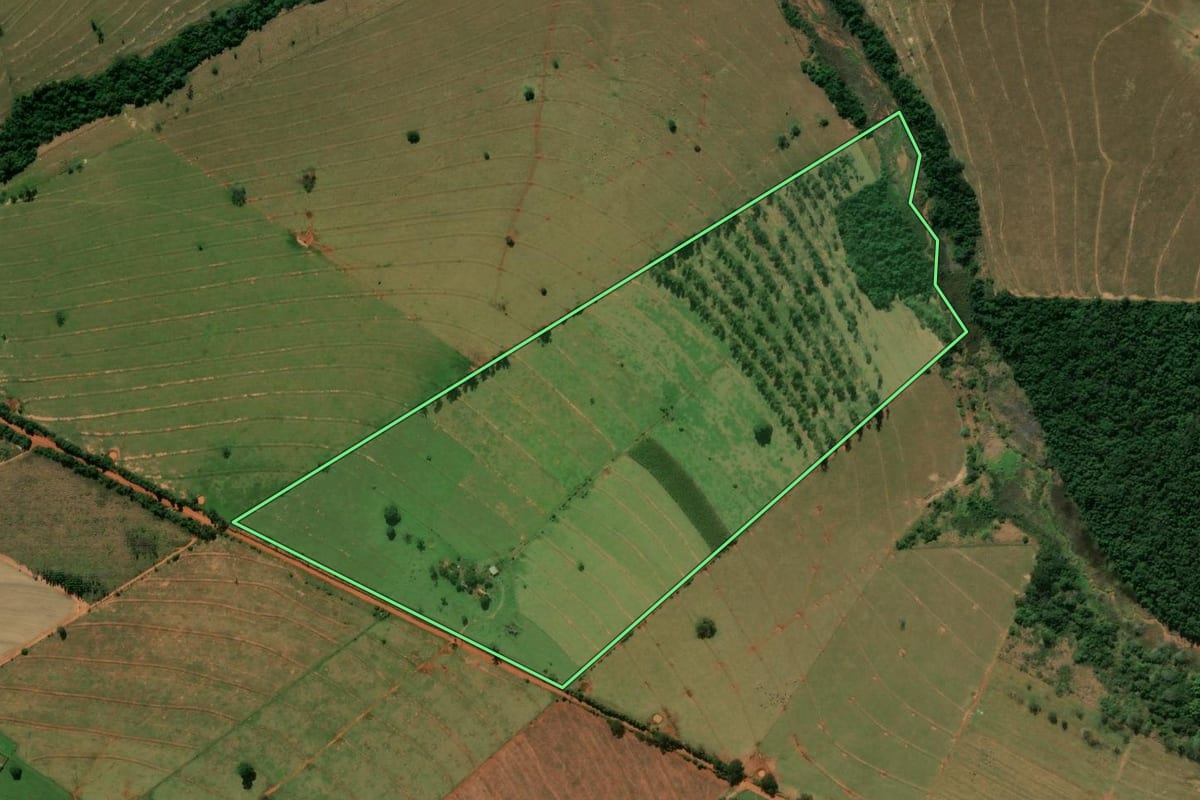 Imagem de satélite do imóvel rural em Guairaçá (PR), com o contorno declarado no CAR desenhado por cima.