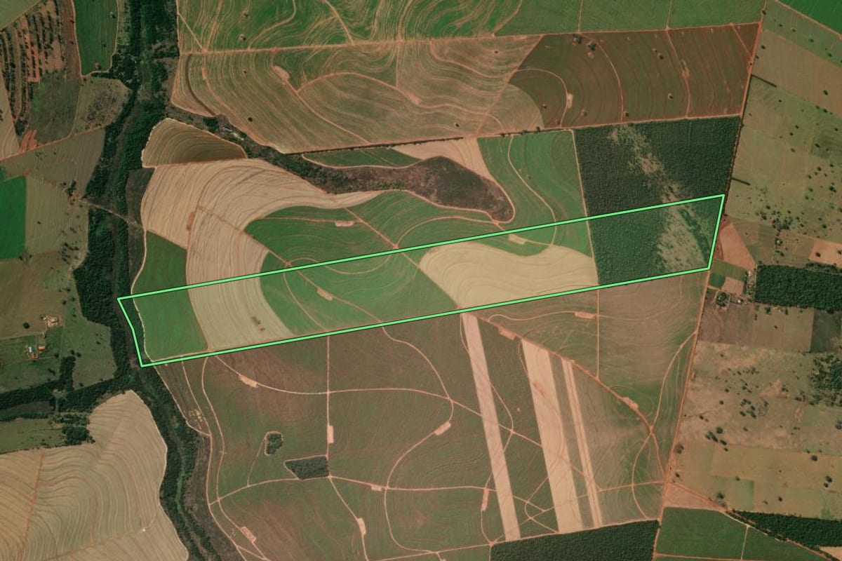 Imagem de satélite do imóvel rural em Guairaçá (PR), com o contorno declarado no CAR desenhado por cima.