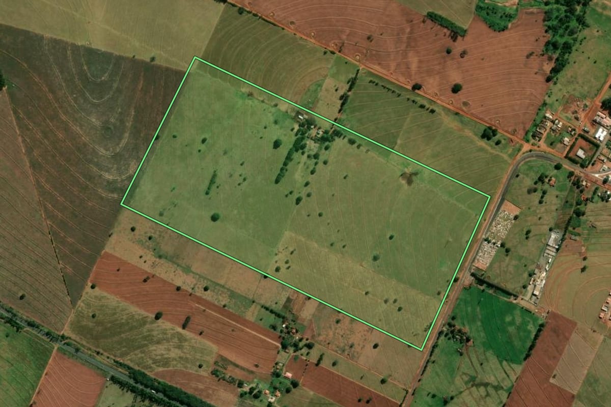 Imagem de satélite do imóvel rural em Guairaçá (PR), com o contorno declarado no CAR desenhado por cima.