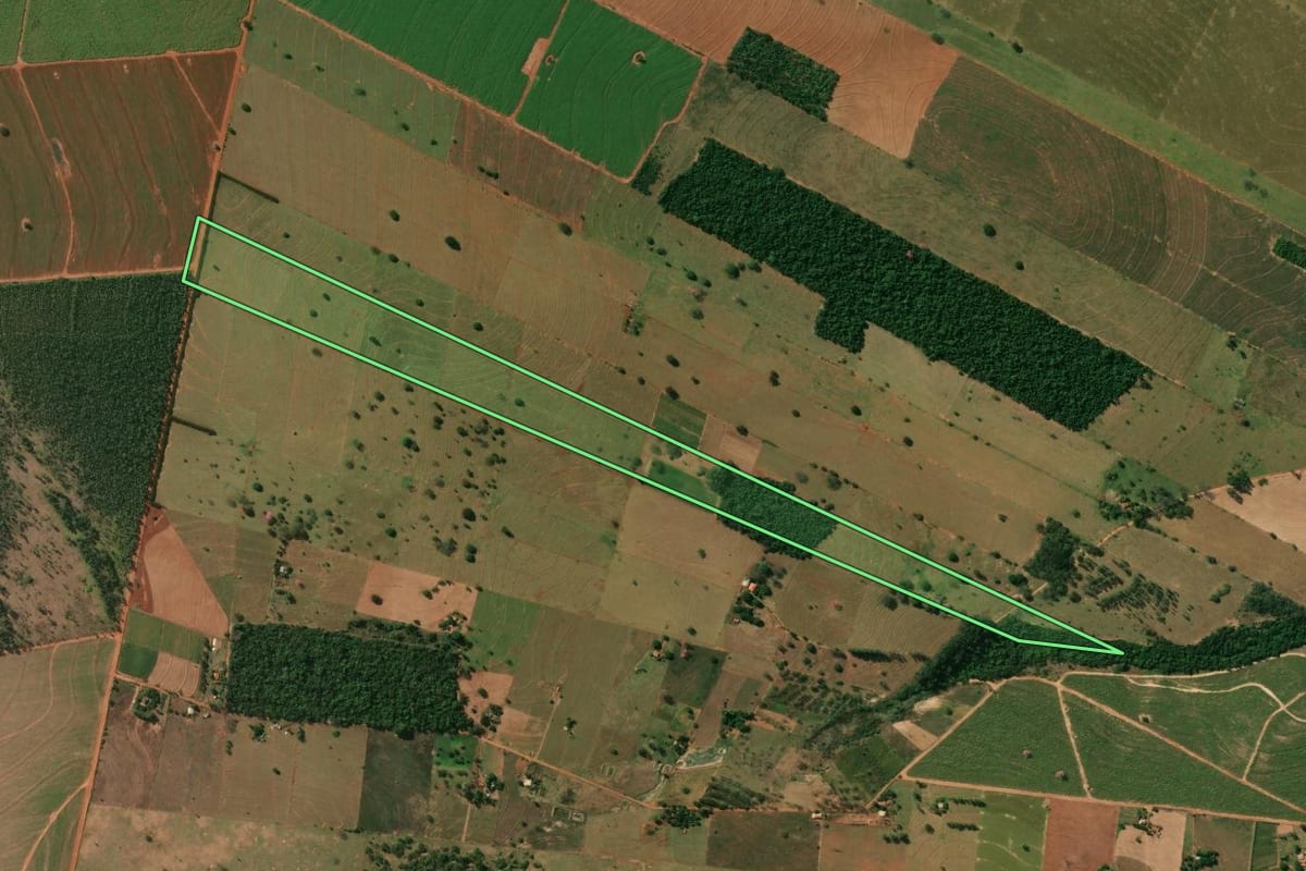 Imagem de satélite do imóvel rural em Guairaçá (PR), com o contorno declarado no CAR desenhado por cima.