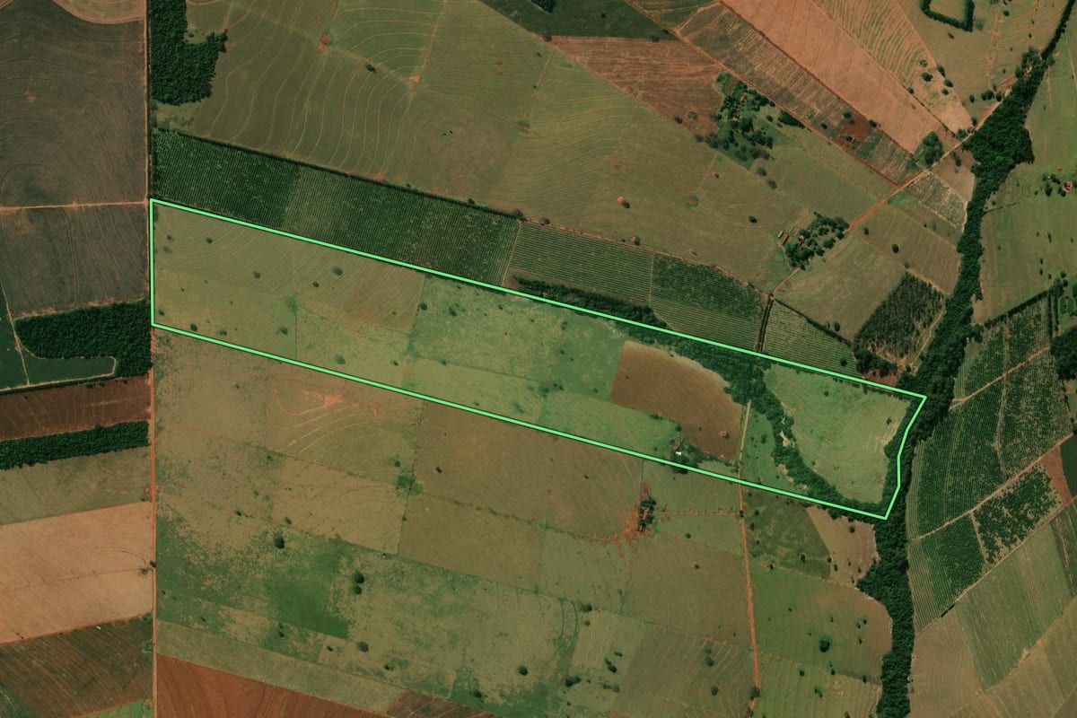 Imagem de satélite do imóvel rural em Guairaçá (PR), com o contorno declarado no CAR desenhado por cima.