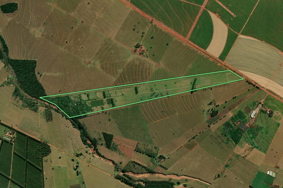 Imagem de satélite do imóvel rural em Guairaçá (PR), com o contorno declarado no CAR desenhado por cima.