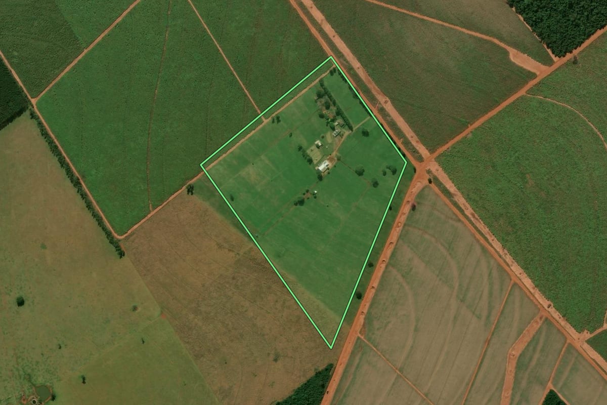 Imagem de satélite do imóvel rural em Guairaçá (PR), com o contorno declarado no CAR desenhado por cima.