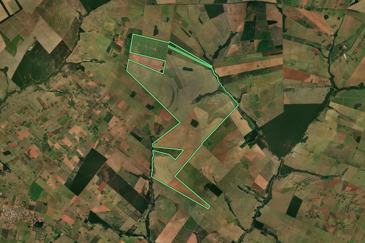 Imagem de satélite do imóvel rural em Guairaçá (PR), com o contorno declarado no CAR desenhado por cima.
