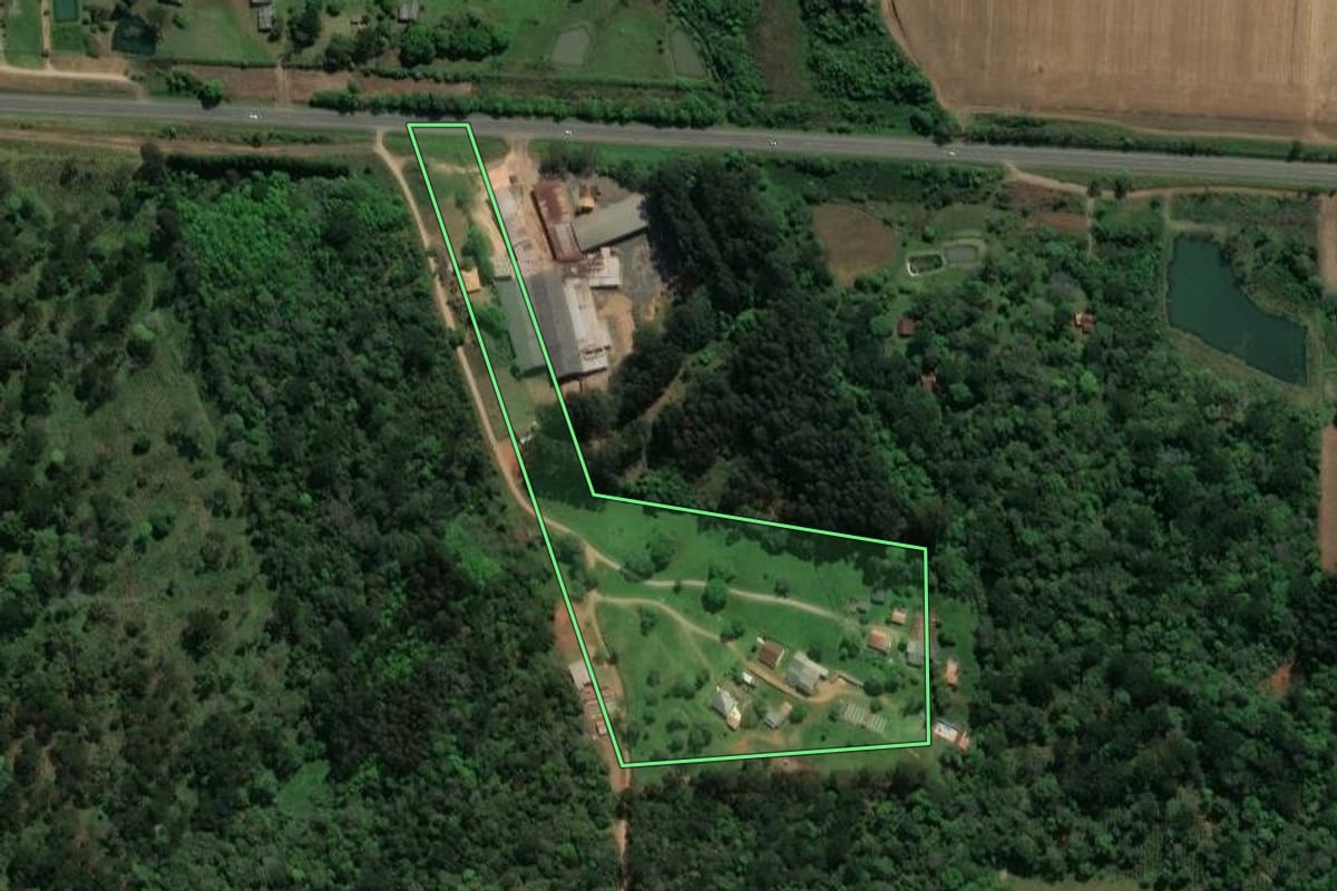 Imagem de satélite do imóvel rural em Guamiranga (PR), com o contorno declarado no CAR desenhado por cima.