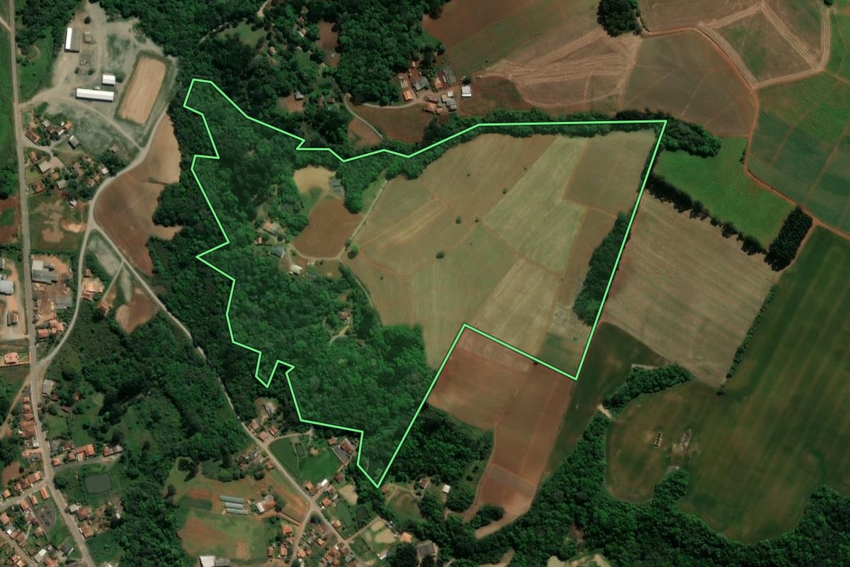 Imagem de satélite do imóvel rural em Guamiranga (PR), com o contorno declarado no CAR desenhado por cima.