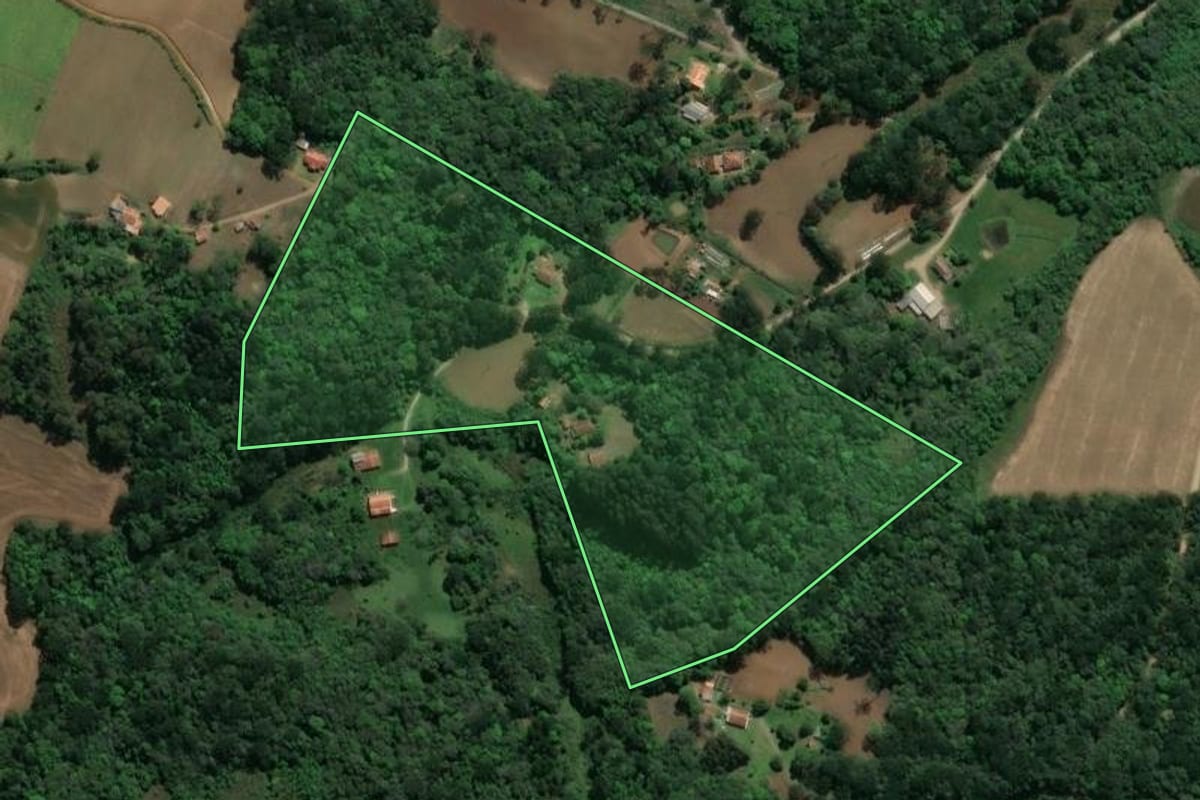 Imagem de satélite do imóvel rural em Guamiranga (PR), com o contorno declarado no CAR desenhado por cima.