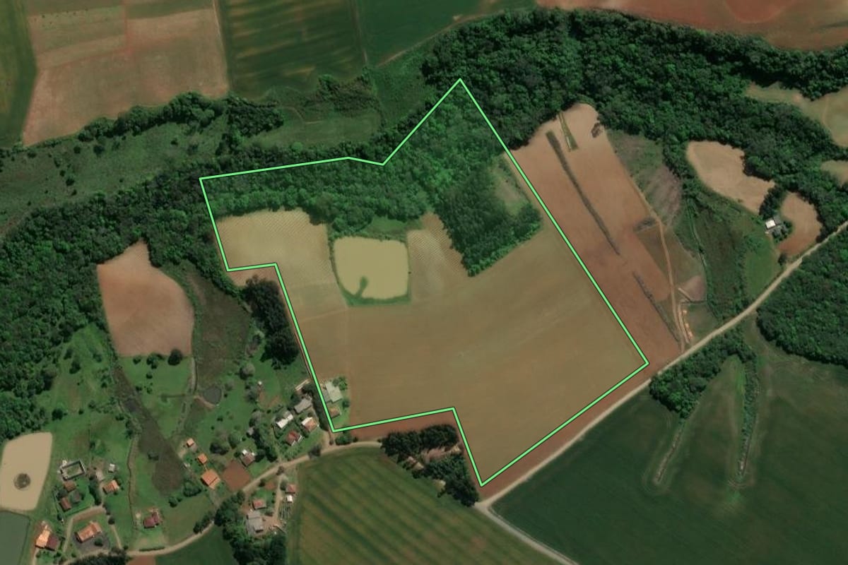 Imagem de satélite do imóvel rural em Guamiranga (PR), com o contorno declarado no CAR desenhado por cima.