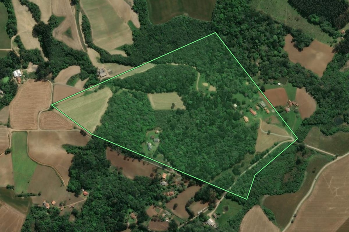 Imagem de satélite do imóvel rural em Guamiranga (PR), com o contorno declarado no CAR desenhado por cima.