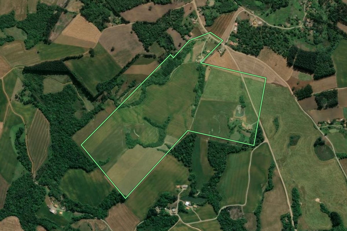 Imagem de satélite do imóvel rural em Guamiranga (PR), com o contorno declarado no CAR desenhado por cima.