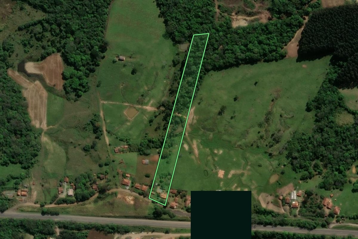 Imagem de satélite do imóvel rural em Guamiranga (PR), com o contorno declarado no CAR desenhado por cima.