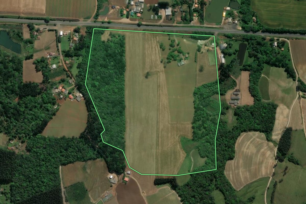 Imagem de satélite do imóvel rural em Guamiranga (PR), com o contorno declarado no CAR desenhado por cima.