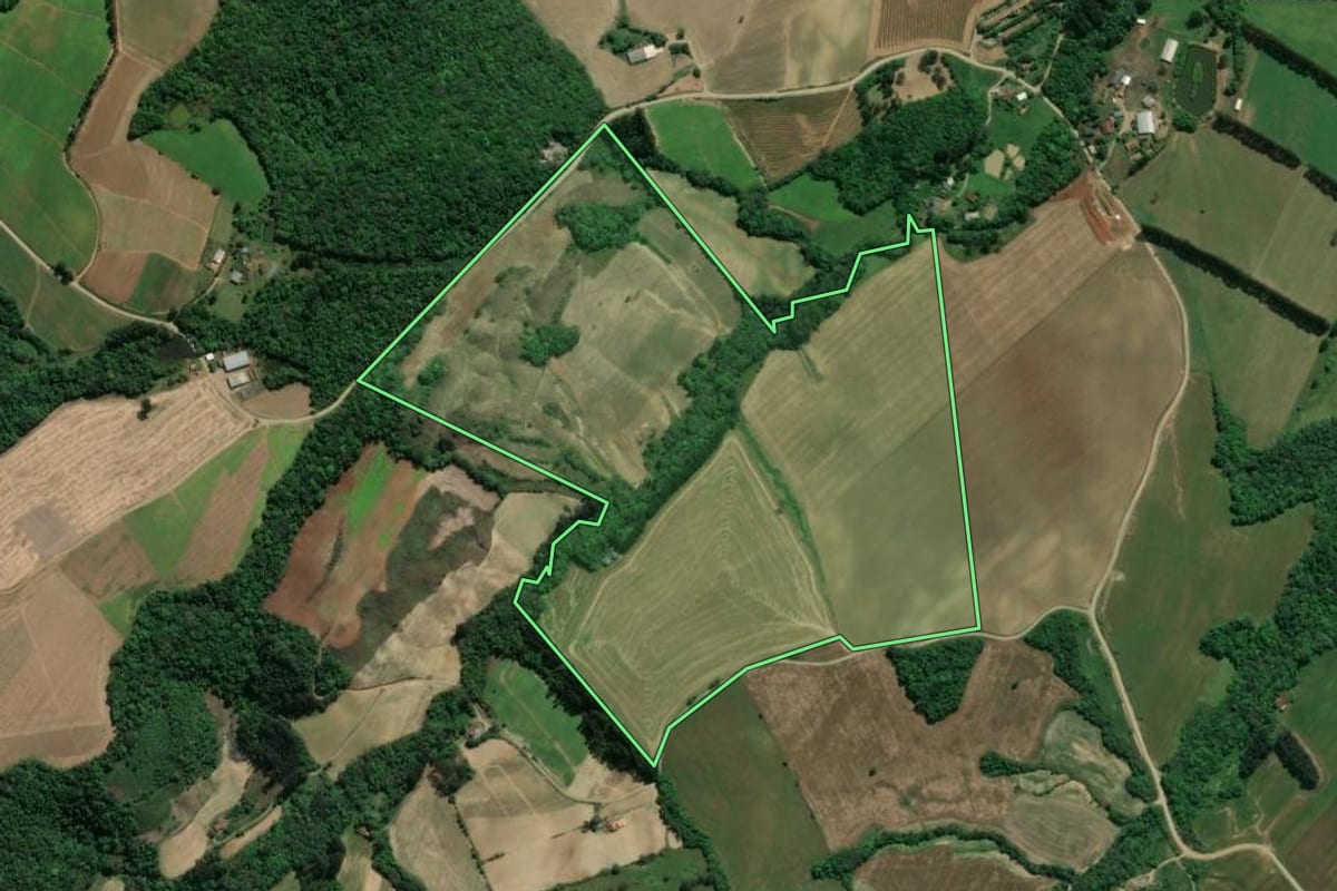 Imagem de satélite do imóvel rural em Guamiranga (PR), com o contorno declarado no CAR desenhado por cima.