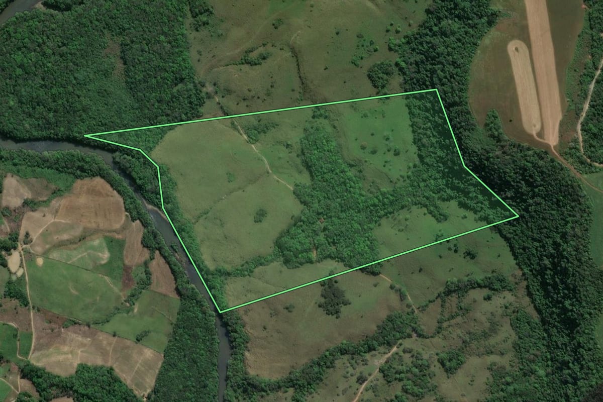 Imagem de satélite do imóvel rural em Guamiranga (PR), com o contorno declarado no CAR desenhado por cima.