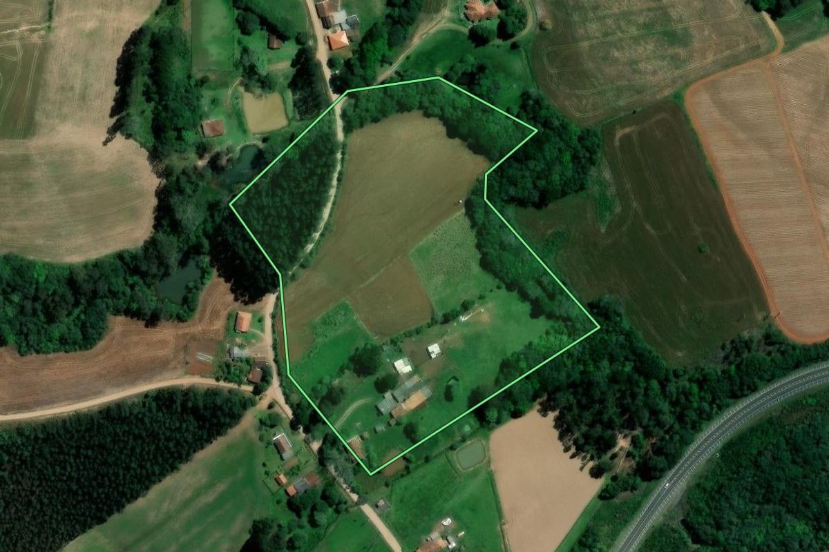 Imagem de satélite do imóvel rural em Guamiranga (PR), com o contorno declarado no CAR desenhado por cima.